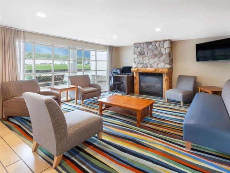 Baymont By Wyndham St. Ignace Lakefront Exterior foto