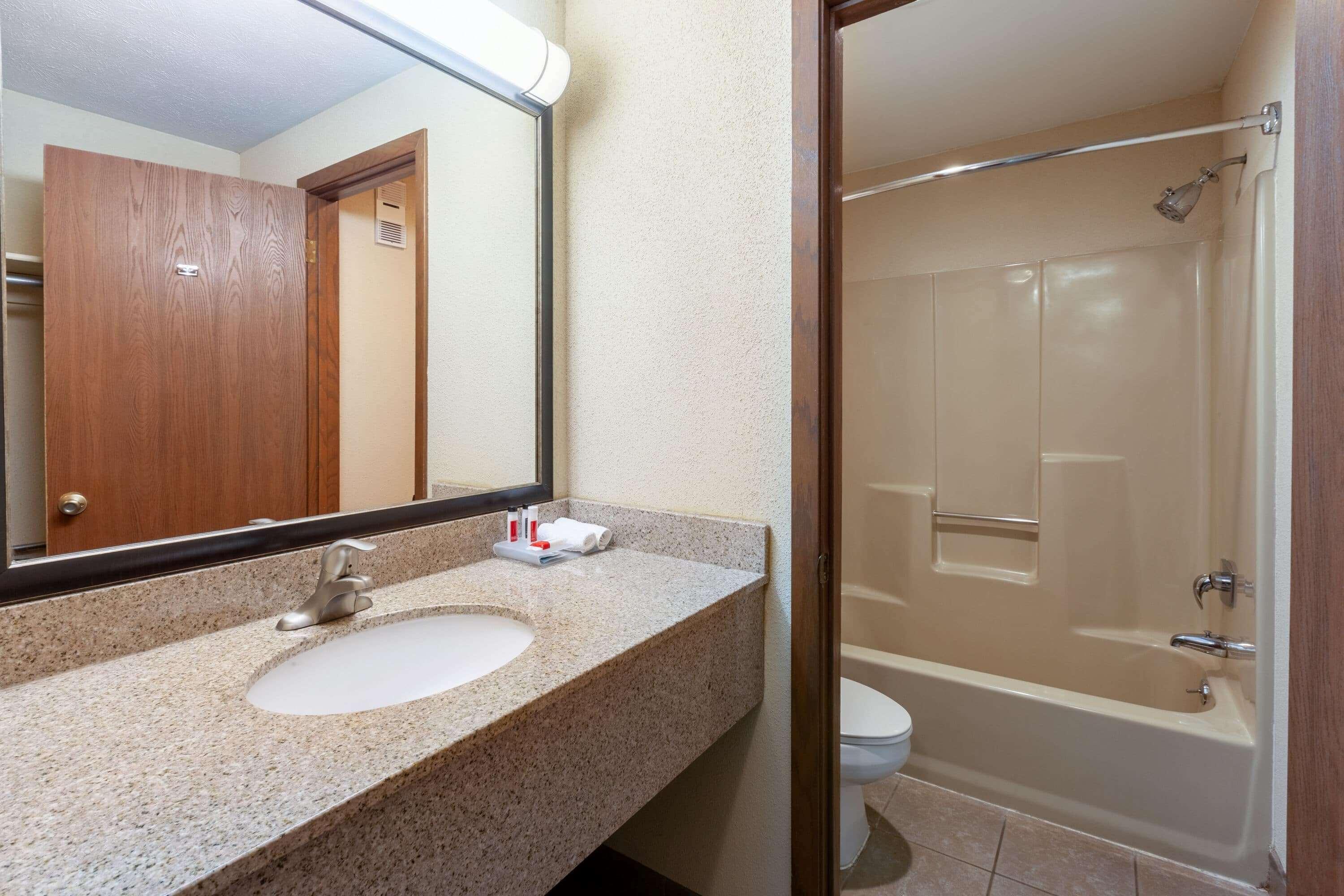 Baymont By Wyndham St. Ignace Lakefront Exterior foto