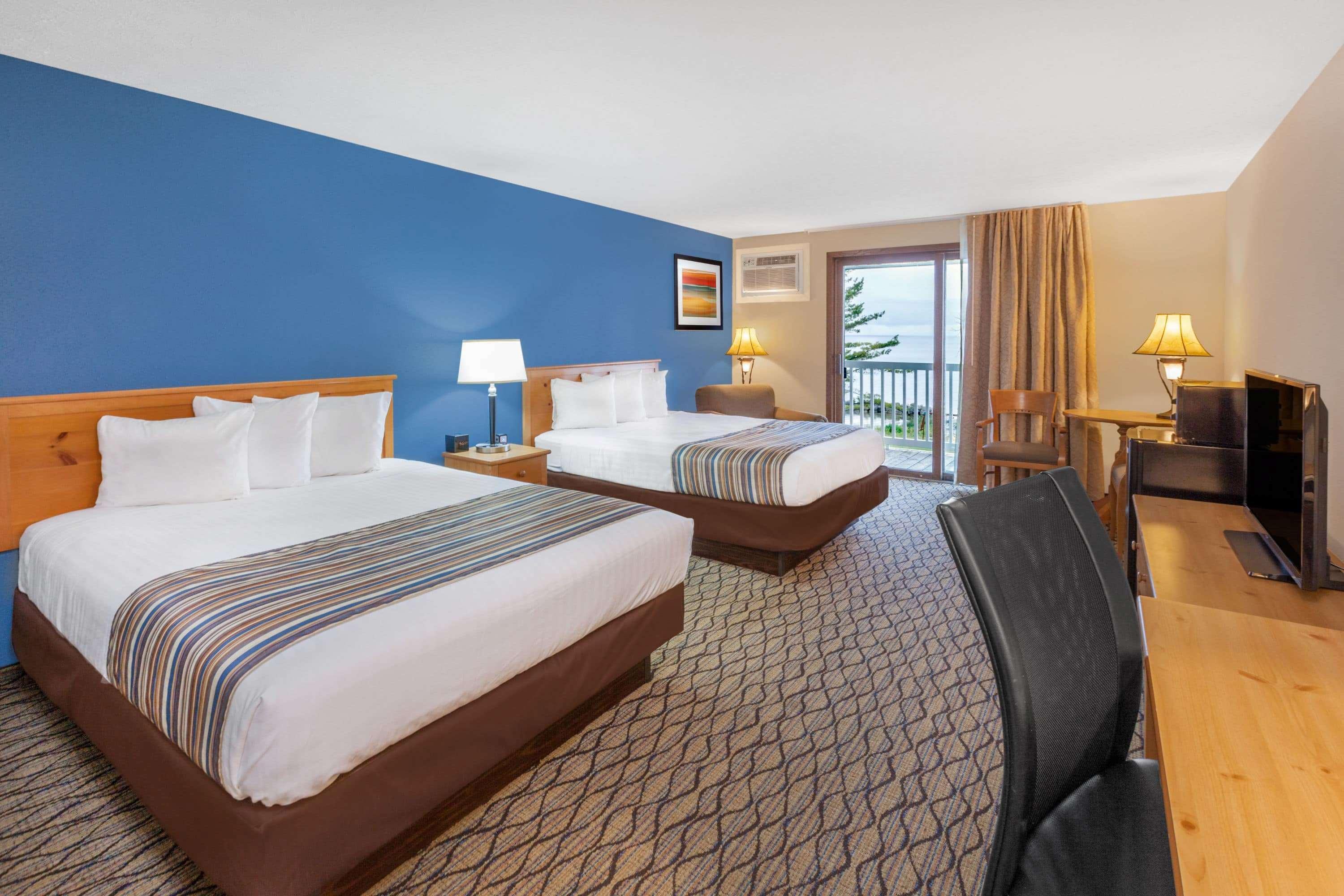 Baymont By Wyndham St. Ignace Lakefront Exterior foto