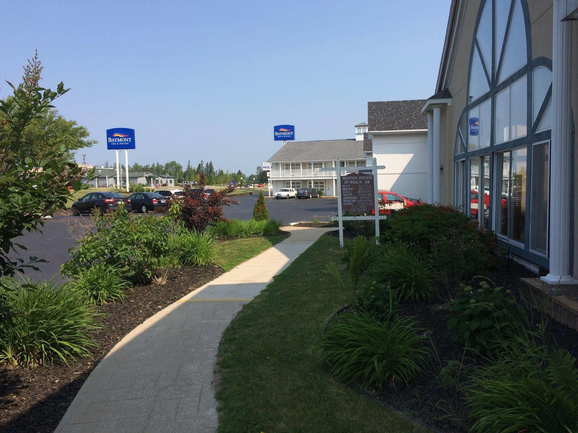 Baymont By Wyndham St. Ignace Lakefront Exterior foto