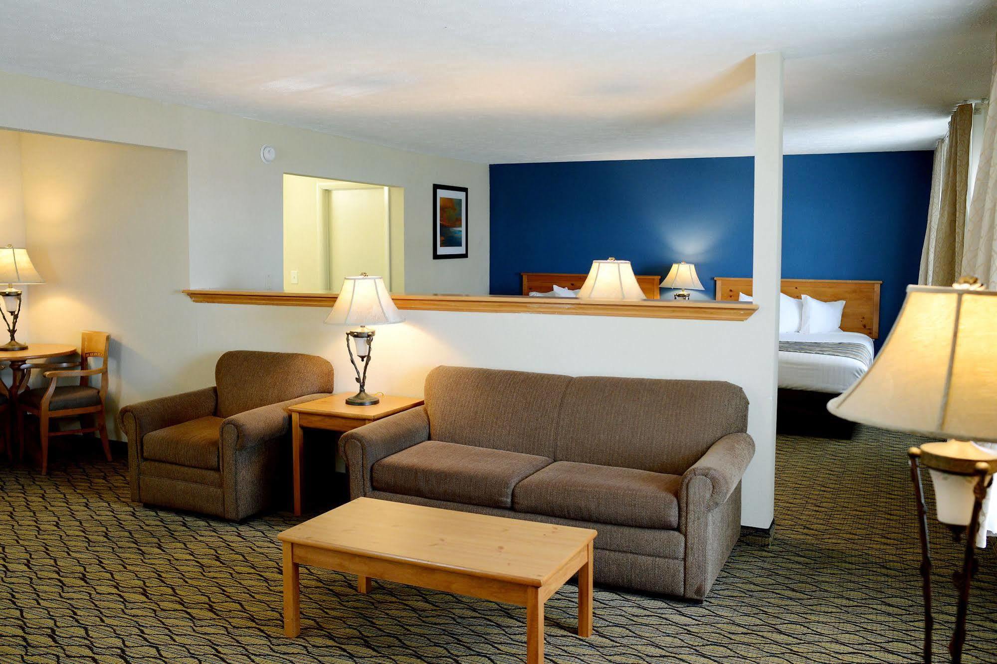 Baymont By Wyndham St. Ignace Lakefront Exterior foto