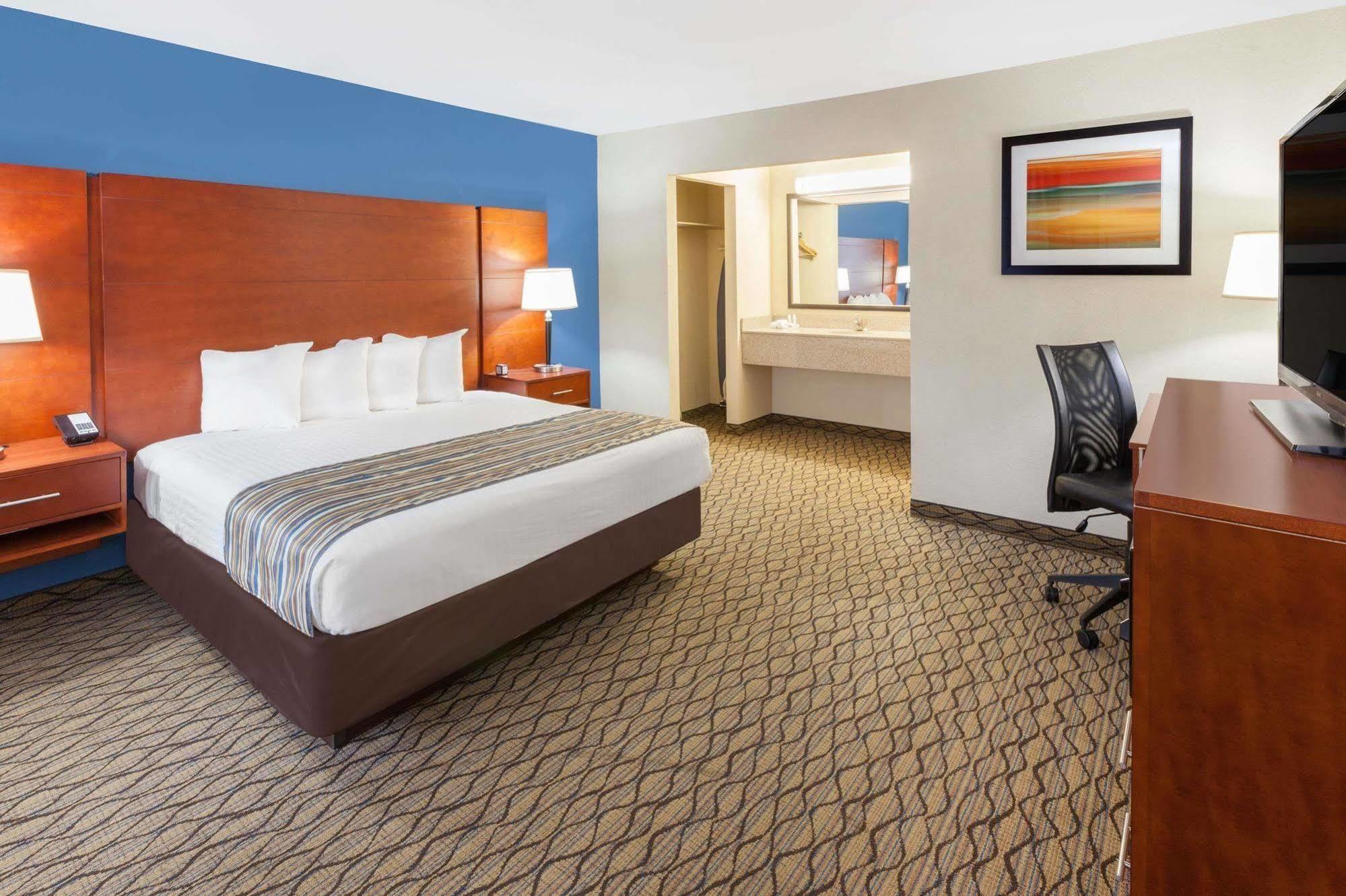 Baymont By Wyndham St. Ignace Lakefront Exterior foto